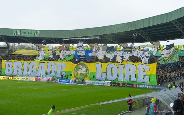 Tifo animation visuelle en tribune de la Brigade Loire groupe actif de supporters du FCN